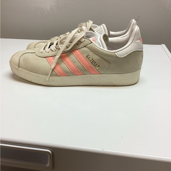 adidas Shoes - Adidas Gazelle - Chalk Still Breeze